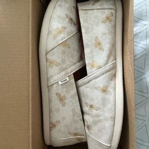 Toms 7.5 Bumblebee Print Shoes